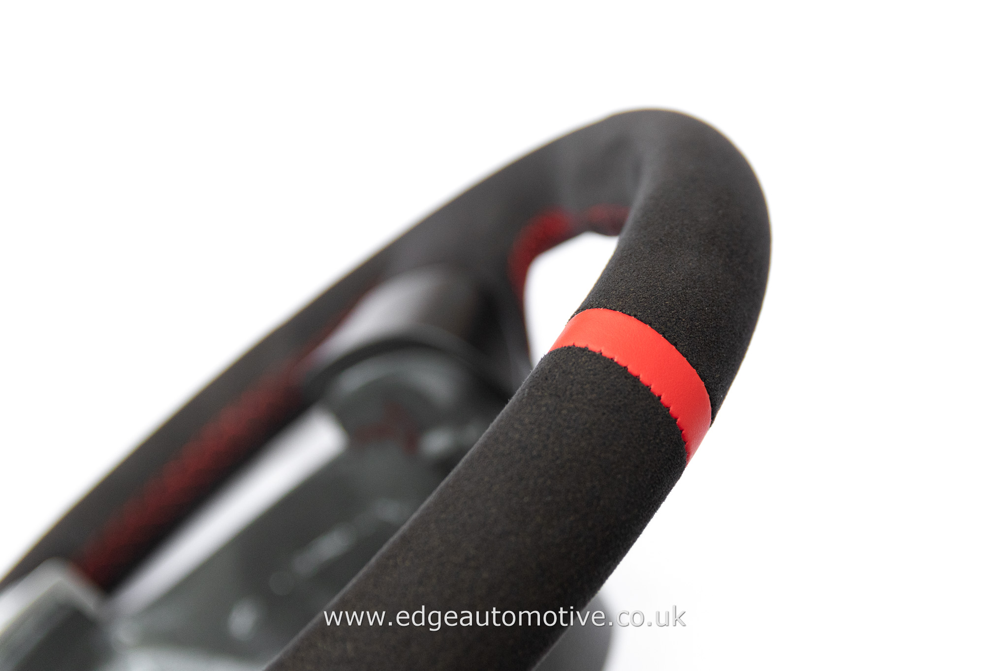 RedlineGoods Armsteunhoes Alcantara Zwart Met Rode Stiksels Voor Volvo 850 1992-1997